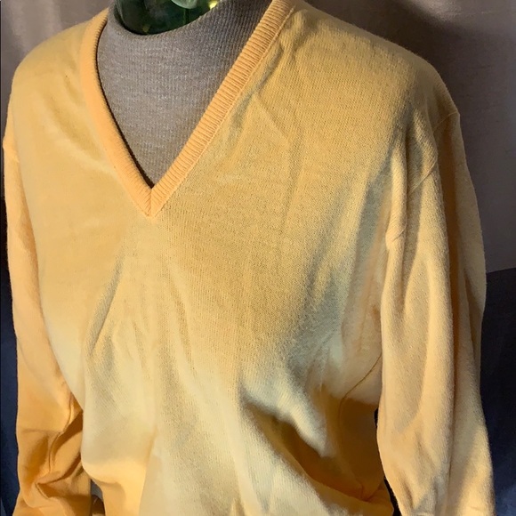 Yellow sweater - Picture 2 of 4